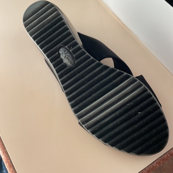 Anne Klein platform sandals - Picture 3 of 5